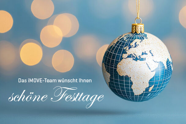 Christbaumkugel mit Motiv Weltkarte, Text: Das iMOVE-Team wünscht Ihnen schöne Festtage