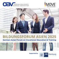 Leitbild der Konferenz Bildungsforum Asien. Zwei asiatische und zwei deutsche Personen im Business-Look gehen in einer Reihe und unterhalten sich