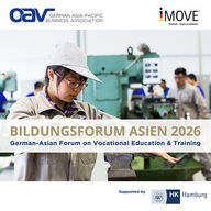 junge Chinesin in einer Lehrwerkstatt feilt ein Werkstück, das in einem Schraubstock fixiert ist