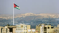 Blick auf Amman mit Nationalflagge im Vordergrund