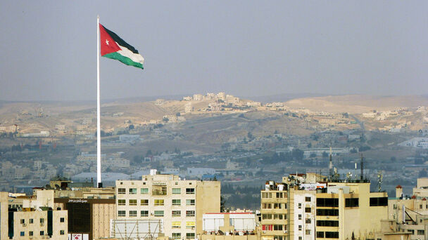 Blick auf Amman mit jordanischer Nationalflagge im Vordergrund