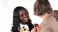 Afrikanerin im Gespräch mit einer Bildungsanbieterin aus Deutschland