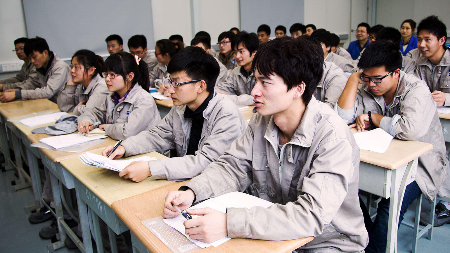 Klassenraum in China, Schüler alle in Arbeitskleidung