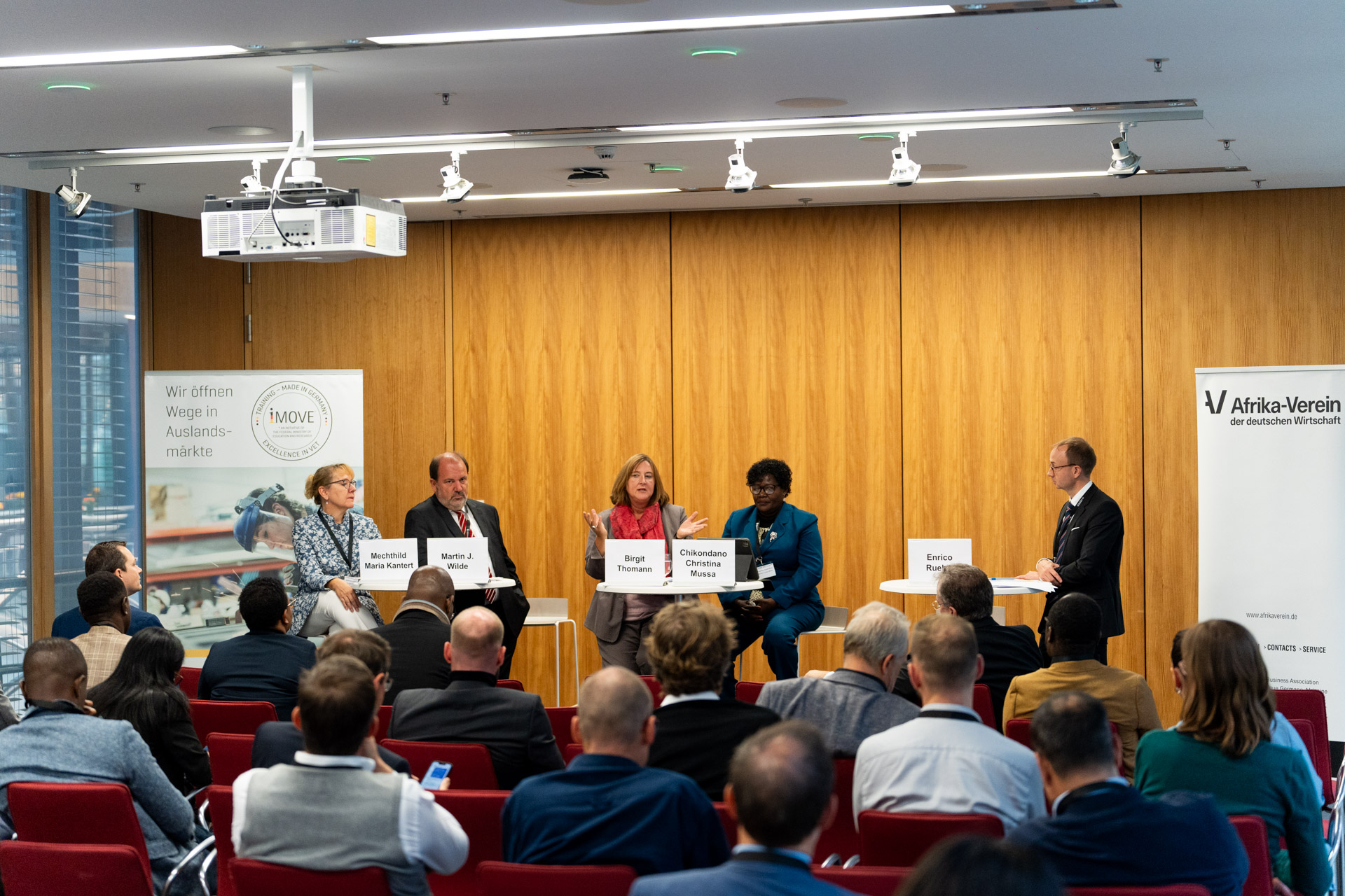 Podiumsdiskussion mit 5 Teilnehmern