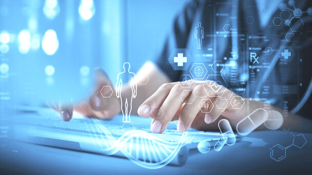 computergenerierte Formen und Figuren im Vordergrund, im Hintergrund auf Tastatur tippende Hände
