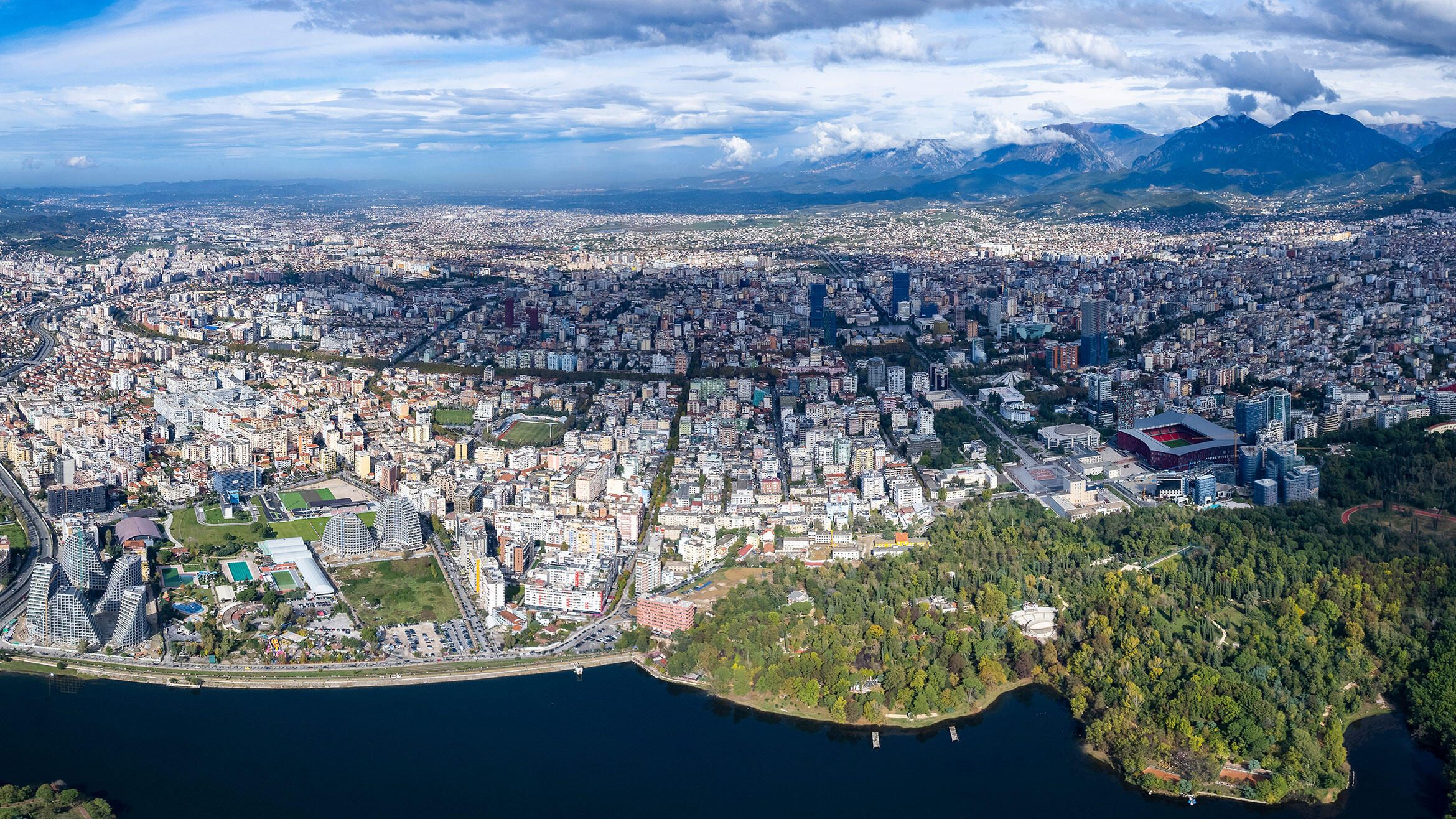 Luftaufnahme von Tirana, Albanien, an einem sonnigen Tag