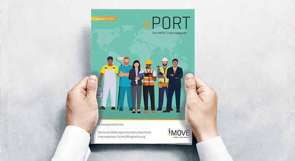 zwei Hände halten Titel der neuen xPORT-Ausgabe