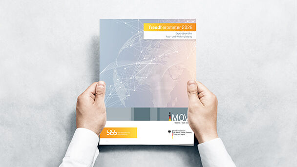 Zwei Hände halten das Cover vom iMOVE Trendbarometer 2026