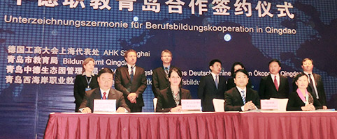 Gruppenbild der 11 Personen bei der Unterzeichnungszeremonie