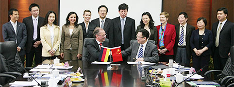 Gruppenbild nach Unterzeichnung einer Vereinbarung